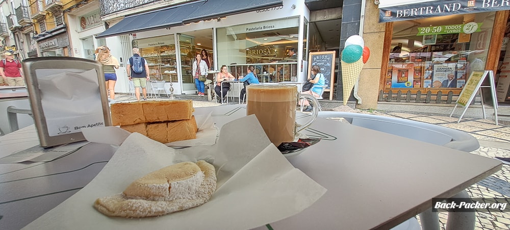 Gebäck am Tisch in der Fußgängerzone - die Bäckereien sind eine der kulinarischen Sehenswürdigkeiten in Coimbra