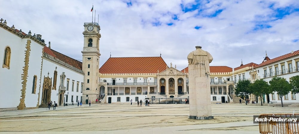 Platz vor der Universität der Stadt - die Uni selbst ist eine der Sehenswürdigkeiten in Coimbra