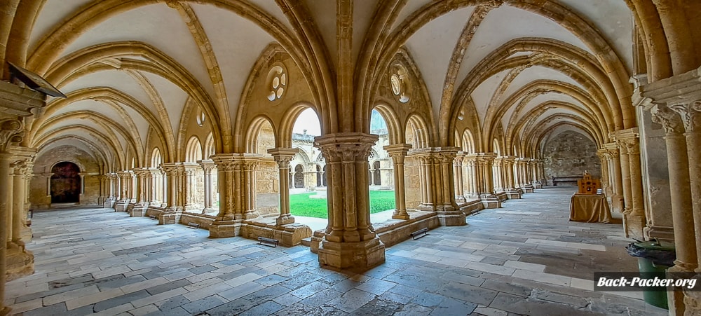 Innenhof mit Säulen in der Kathedrale von Coimbra.