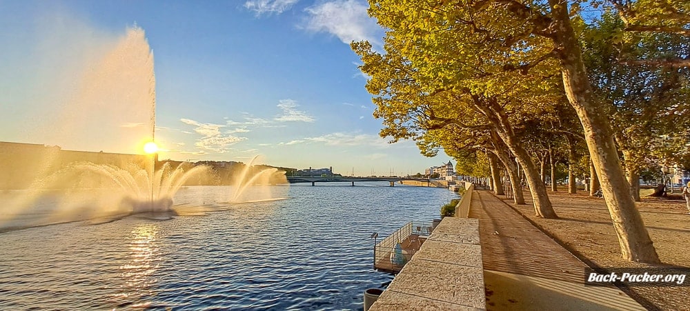 Mondego Ufer in Coimbra mit Springbrunnen
