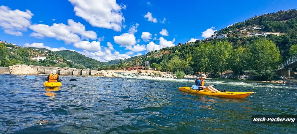 Bunte Kajaks schwimmen auf dem Mondego Fluss nahe Coimbra