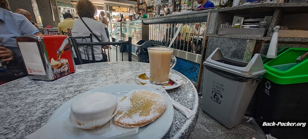 Gebäck und Kaffee am Tisch in der Pasteleria Toledo