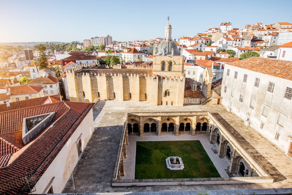 Aussenansicht der Kathedrale von Coimbra in Portugal