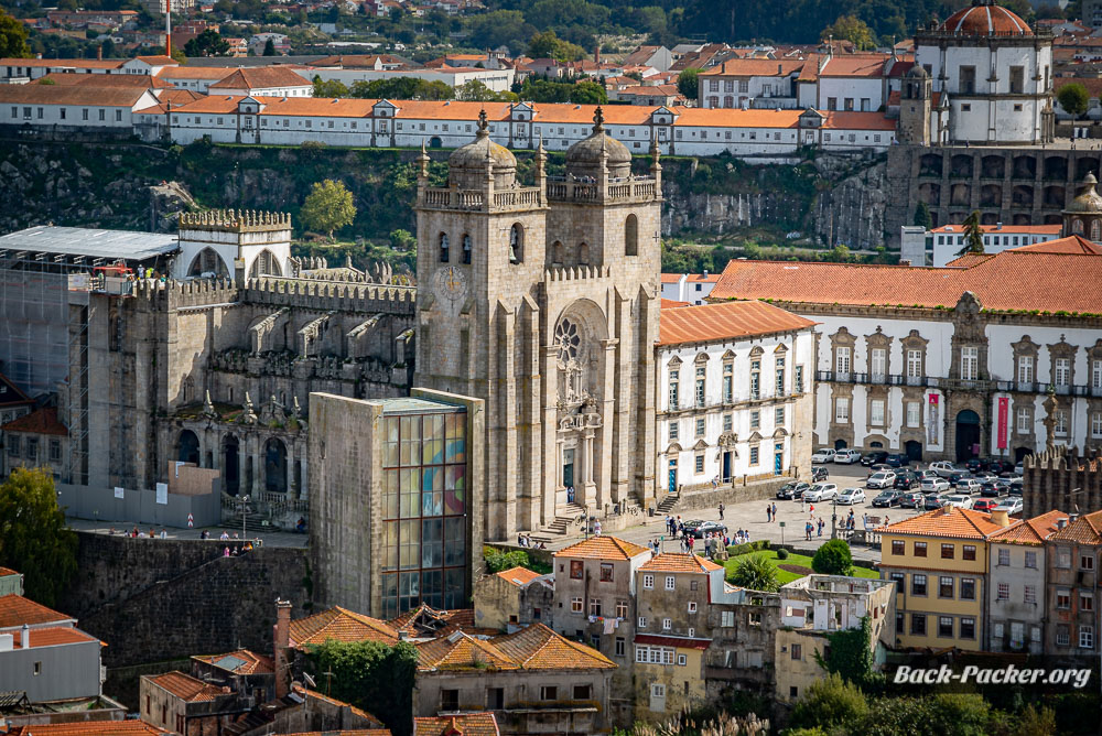 Blick auf das Kirchengebäude der Kathedrale von Porto