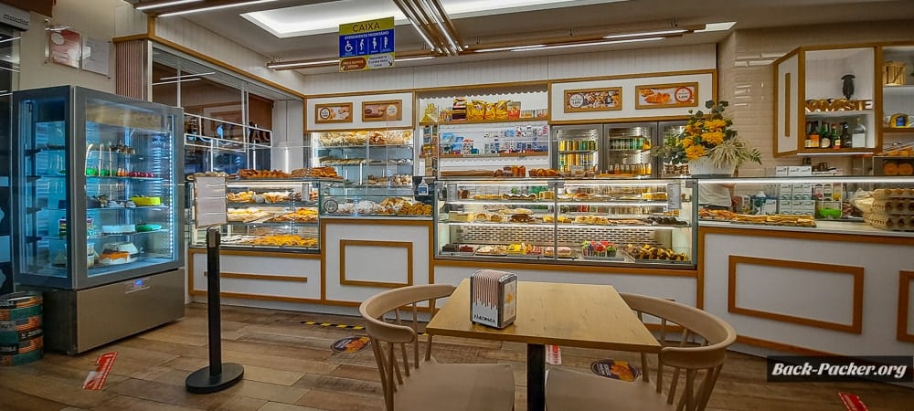 Auslage mit einer breiten Auswahl an Backwaren in der Bäckerei Paodemia