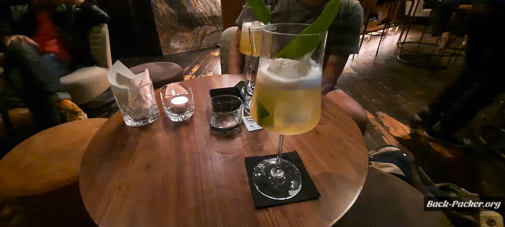 Großer Cocktail am Tisch in der Bar