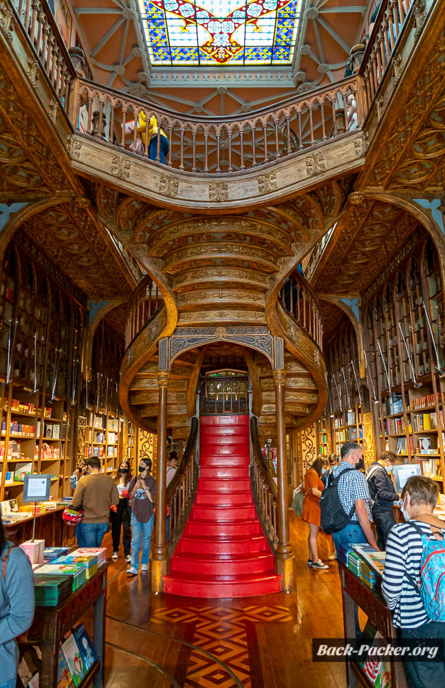 Blick auf die Holztreppe in der Livraria Lello Buchhandlung