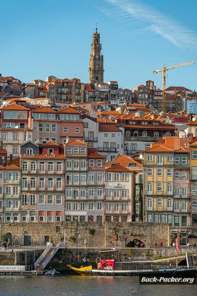 Der Turm Torre dos Clerigos thront über der Altstadt von Porto