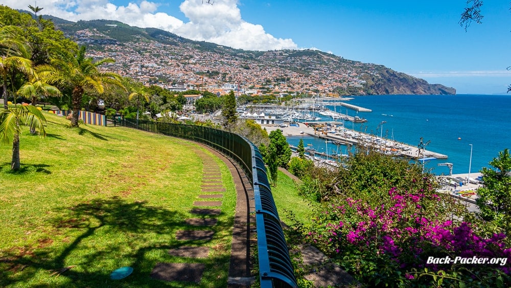 Blick über die Grünfläche des Santa Catarina Parks auf den Hafen von Funchal und die Sehenswürdigkeiten.