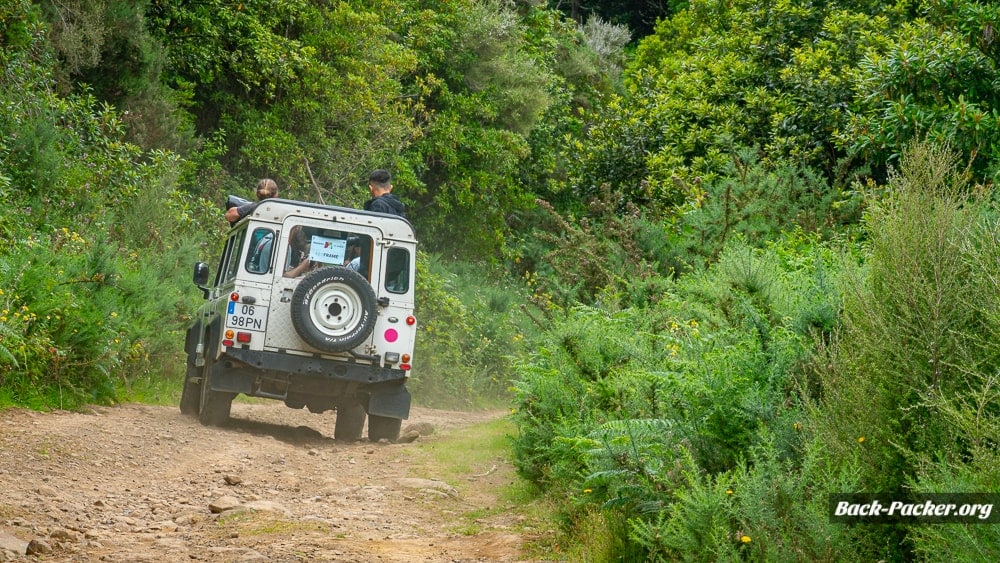 Ein Jeep fährt über unwegsames Gelände durch die Berglandschaft von Madeira