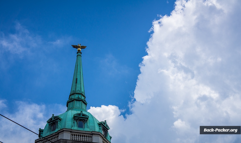 Blick auf die Turmspitze eines Gebäudes mit vergoldetem Doppelköpfigen Adler als Verzierung.