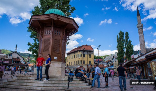 Der Sebilj-Brunnen auf dem Baščaršija-Platz in der Altstadt