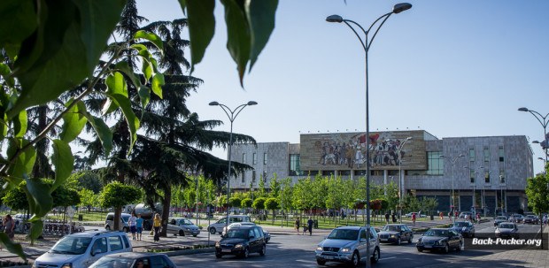 Der Skanderbeg Platz ist das Zentrum Tiranas