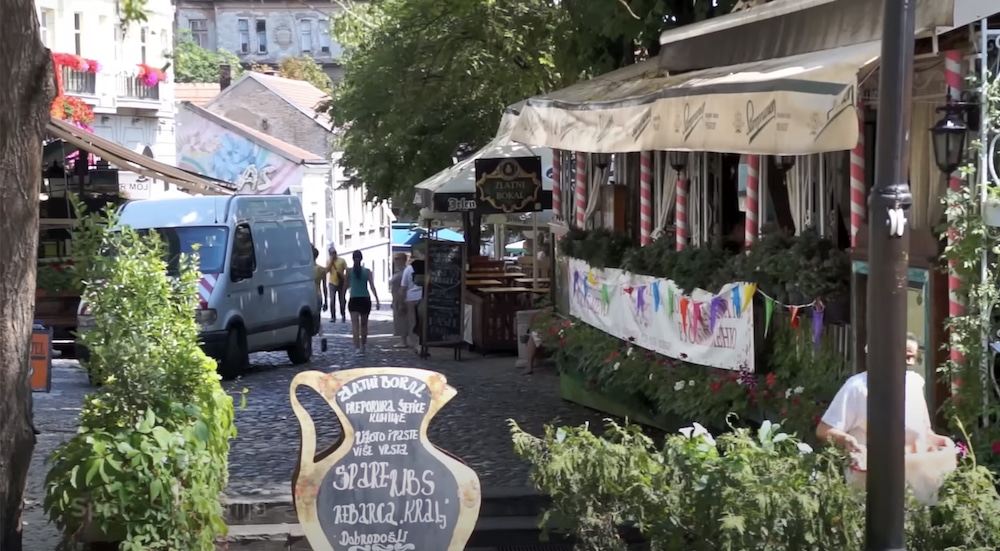Blick in die Straße von Skardarija mit Restaurants