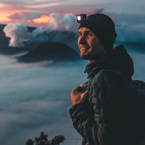 Steve Hänisch / BackPackerSteve vor dem Mount Bromo in Indonesien 2023