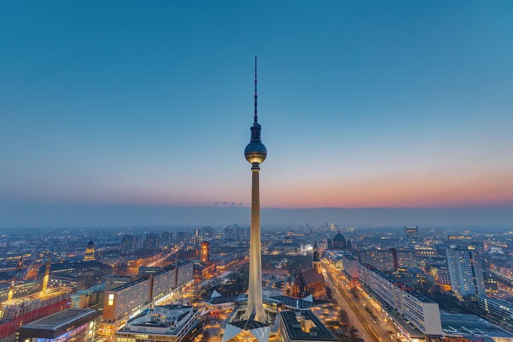 Berliner Fernsehturm bei Dämmerung