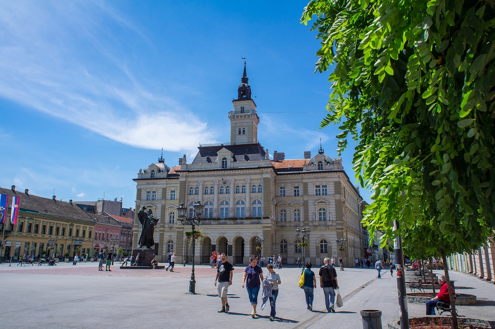 Blick auf das Rathaus in der Altstadt von Novi Sad in Serbien