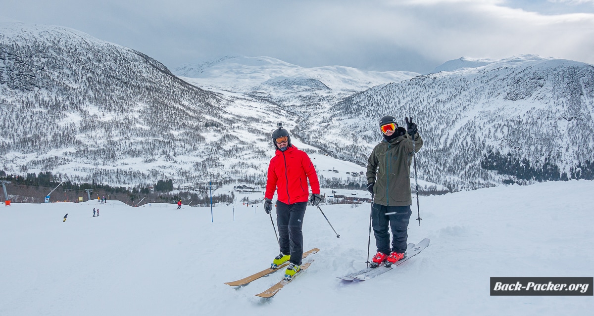 Mit Skiern auf der Skipiste in Myrkdalen