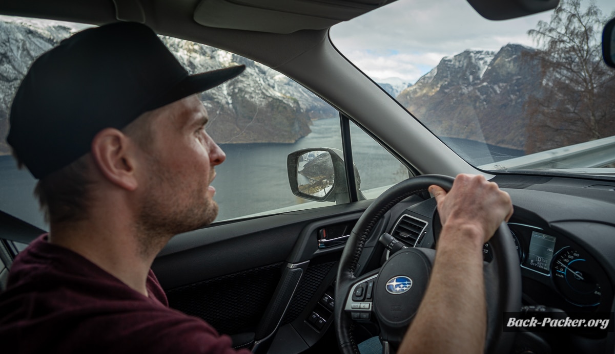 Blick aus dem Auto auf den Fjord