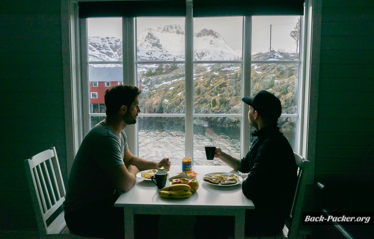 Am Frühstückstisch im Ferienhaus mit Blick auf die Berge der Lofoten