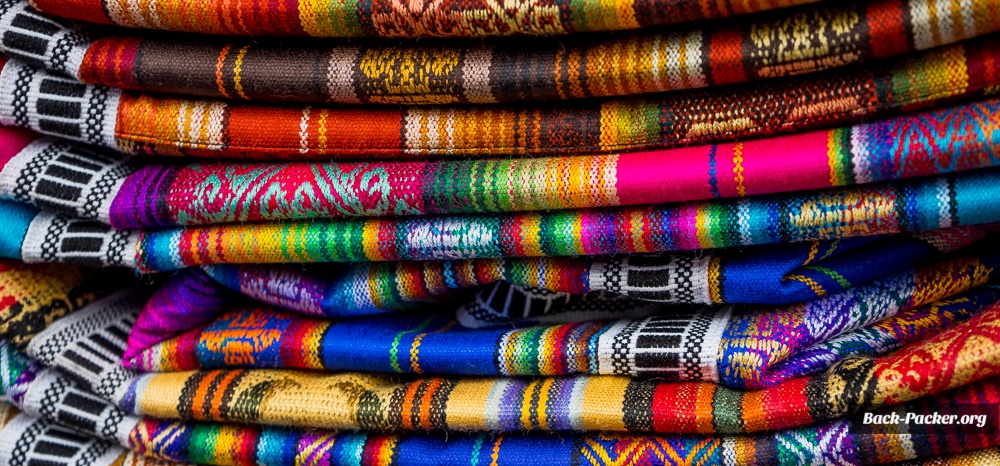 Der Markt von Otavalo ist bekannt für Stoffe und Kleidung 