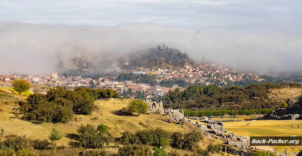 Blick auf die vom Nebel verhüllte Ruinenstadt Sacsayhuaman