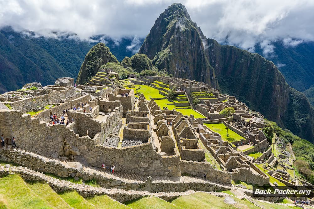 Blick auf die Ruinenstadt von Machu Picchu mit Wayna Picchu im Hintergrund