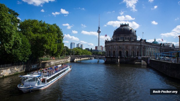 Mit dem Boot die Stadt erkunden - wie hier in Berlin
