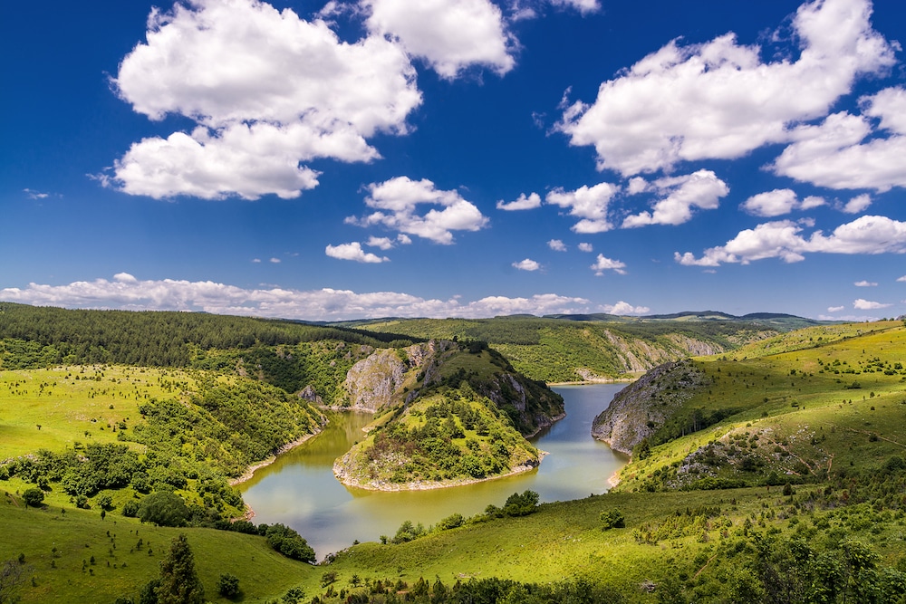 Der Fluss Uvac schlängelt sich um eine grüne Schlucht in Serbien